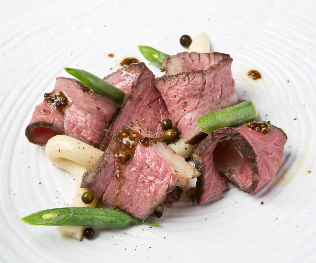 Roast beef de picaña con queso cremoso, judías, vinagreta de mostaza y pimienta verde