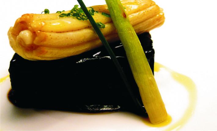 Meloso de ternera con espardeñas y brote de ajo tierno