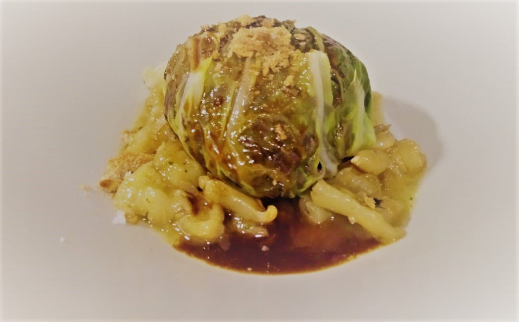 Rollito de col con butifarra negra y tripa de bacalao