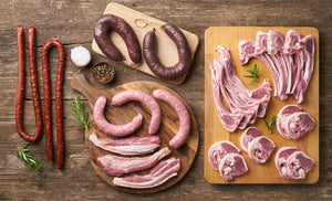 Pack BBQ ROMEU [1kg. Costillas y medianas de cordero a 25,45€/Kg., 3 Butifarras payés a 10,50€/Kg., 300 g. de Panceta a 9,48€/Kg., 2 Chistorras a 16,25€/Kg. y 2 Butifarras negras a 12,80€/Kg.]